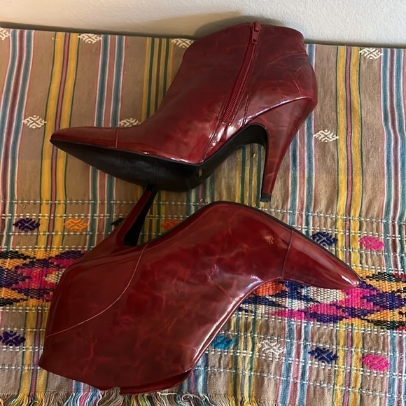 NWOB BCBGirls Red Patent Leather Ankle Bootie Heels Sz-7.5/8 - Picture 3 of 9